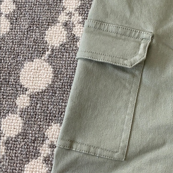 Light green sage color mini skirt - Picture 3 of 4